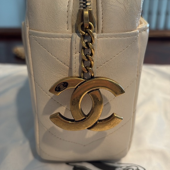 CHANEL Crossbody Caviar & Quilted Lambskin Leather Camera Case Cream - Picture 6 of 15